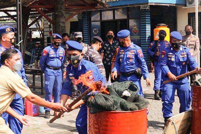 HUT ke 71 Polairud Gresik Musnahkan Jaring Trawl Hasil Tangkapan