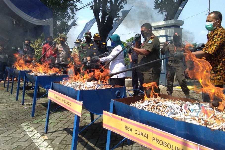 Bea Cukai Probolinggo Musnahkan Satu Juta Batang Rokok Ilegal