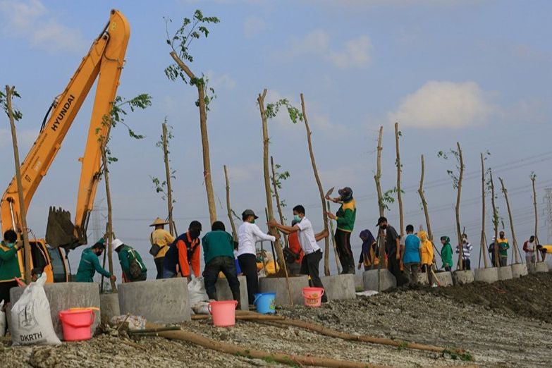 Kembali Sidak GBT, Risma Minta Percepatan Pengerjaan hingga Kawasannya Dipercantik