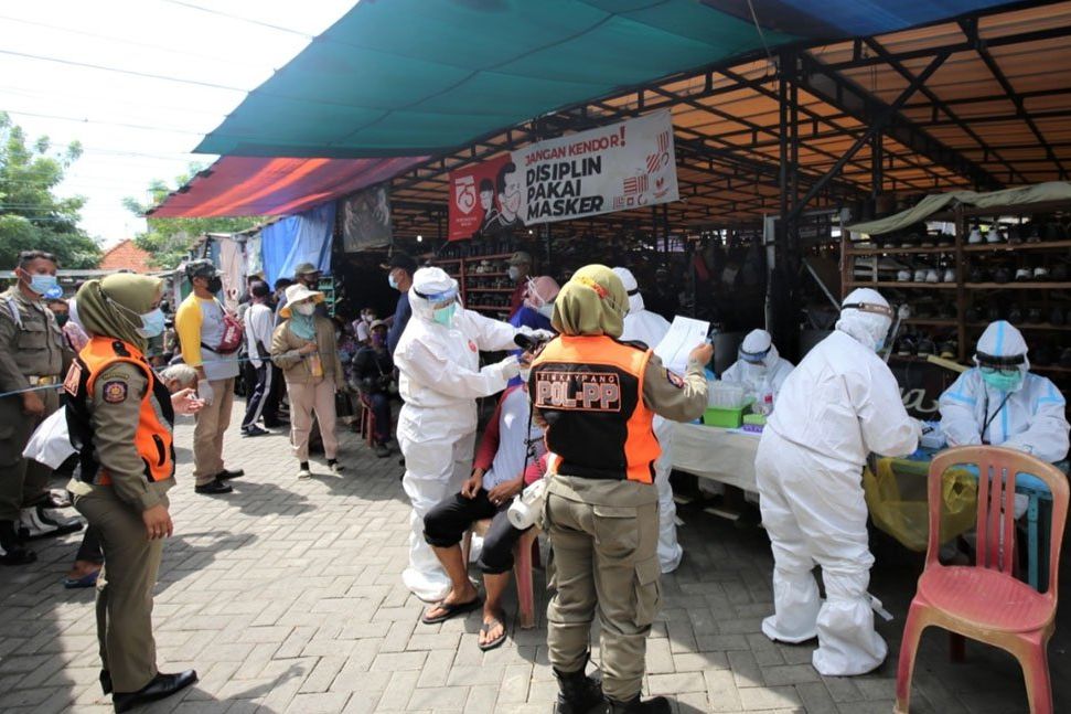 Cegah Meluasnya Covid-19 di Surabaya Tim Swab Hunter Gencar Sasar Pedagang