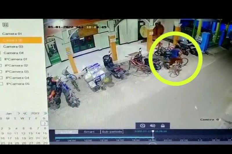 Menyaru Jadi Jemaah, Pria di Mojokerto Terekam CCTV Curi Sepeda Dikejar Anak-anak