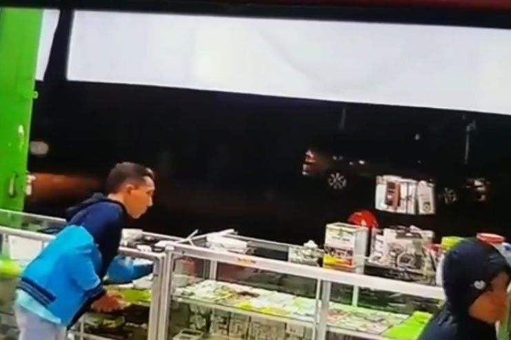 Pencuri Ponsel di Probolinggo Terekam CCTV, Pelaku Kembalikan Hasil Curian Lewat Tukang Ojek