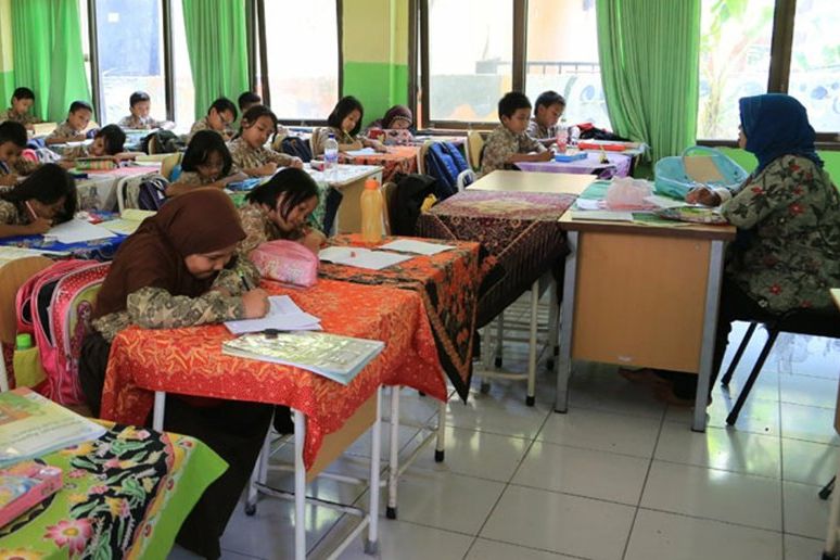 Penuhi Kebutuhan Siswa MBR di Surabaya, Sinergi Antara Pendidikan dan Ekonomi Dilakukan