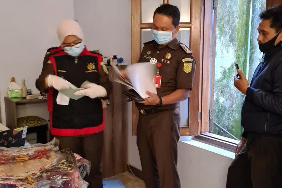 Penyidik Kejaksaan Geledah Rumah Tersangka Korupsi Bank Jatim