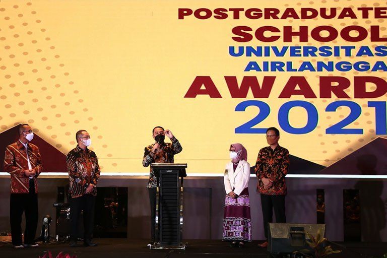 Wali Kota Surabaya Terima Penghargaan dari Unair