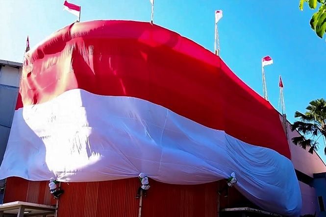 Atlet Muda Probolinggo Kibarkan Bendera Merah Putih Raksasa di GOR Mastrip