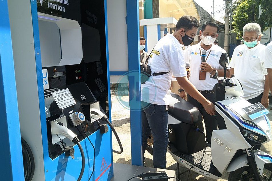 PLN UP3 Ponorogo Gratiskan Pengisian Kendaraan Listrik di SPKLU