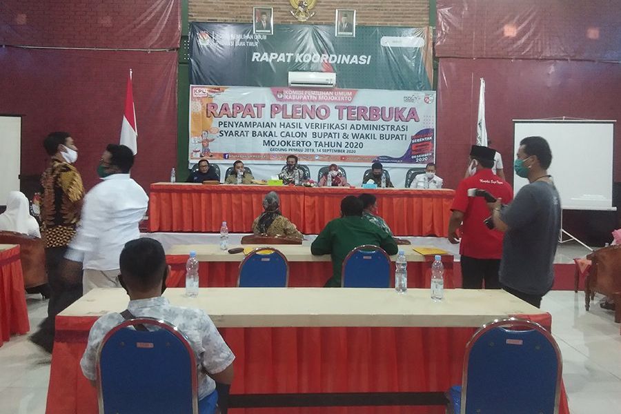 KPU Kabupaten Mojokerto Kembalikan Berkas Tiga Bapaslon