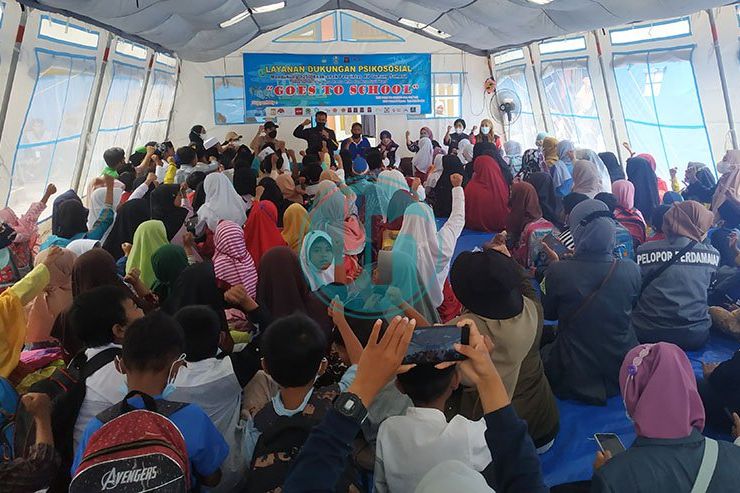 Anak yang Lahir di Pengungsian Erupsi Gunung Semeru Secepat Mungkin Dibuatkan Akta Kelahiran