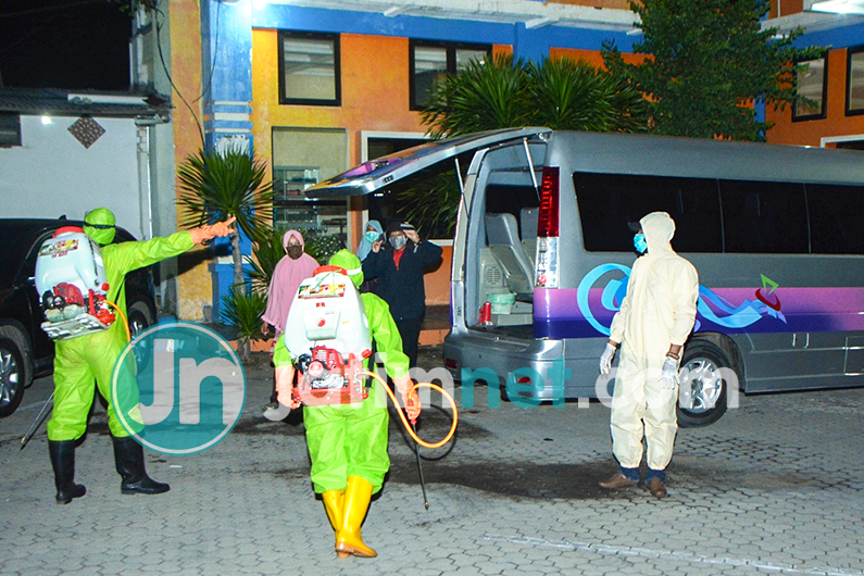 Satgas Covid-19 di Situbondo Melakukan Penjemputan Pasien Untuk Jalani Karantina Berlangsung Haru