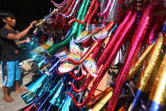 Antisipasi Penularan Covid-19 Melalui Droplet, Pedagang Terompet Dirazia