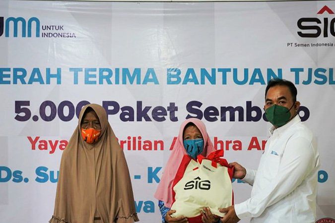 SIG Salurkan Paket Sembako Senilai Rp.1,9 Miliar Bentuk Kepedulian