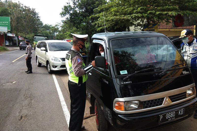 PPKM Darurat, Polres Blitar Lakukan Penindakan Tutup Kafe Hingga Gerebek Judi Sabung Ayam