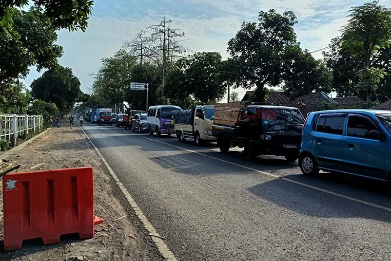 Buka Tutup Jalur Pantura di Proyek Jembatan Jabung Sisir Probolinggo Dikeluhkan Pengendara