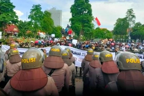 Pengunjukrasa Tolak Penyekatan Suramadu Ancam Paksa Masuk Balai Kota Surabaya