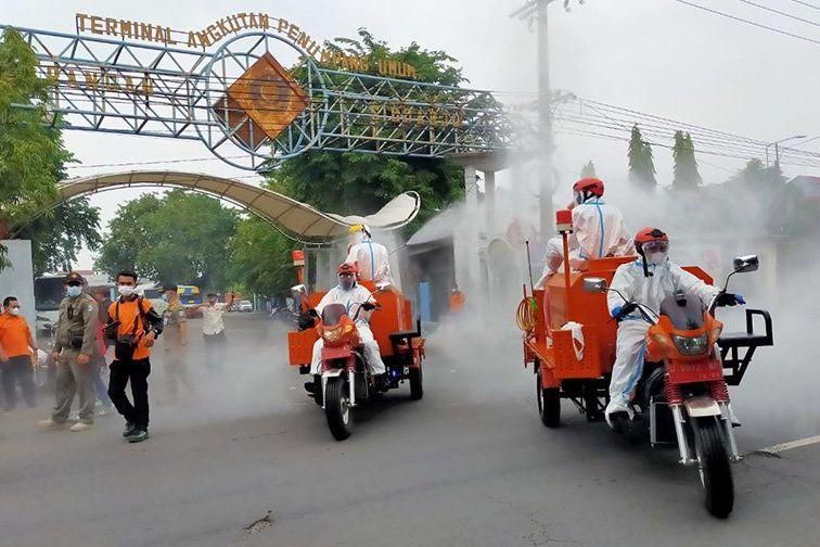 Cegah Sebaran Varian Omicron, BPBD Jatim Masif Semprot Disintektan di Pasar dan Terminal