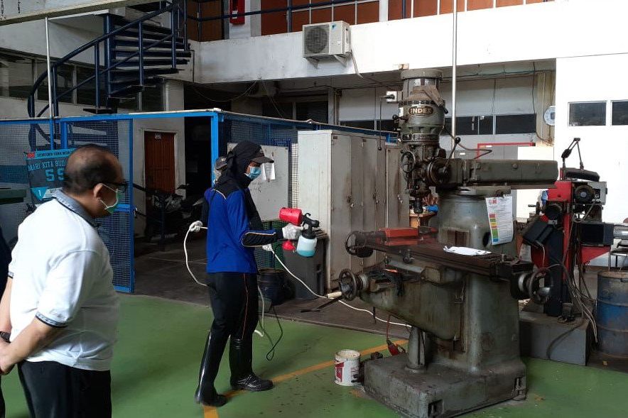 Perangi Virus Corona ITS Semprotkan Disinfektan