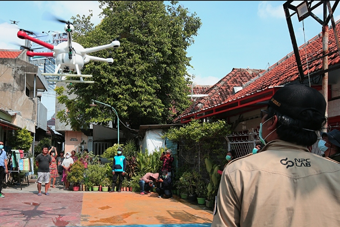 Cegah COVID-19, Jalanan dan Kampung Disemprot Disinfektan Dengan Drone