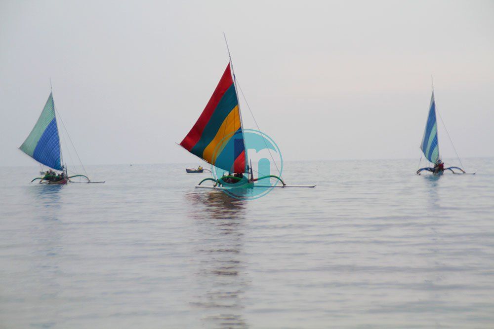 Sensasi Menikmati Perahu Layar di Objek Wisata Pasir Putih Situbondo
