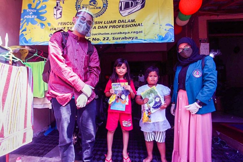Kurangi Bosan Pelajar di Surabaya, 450 Buku Dibagikan Secara Gratis