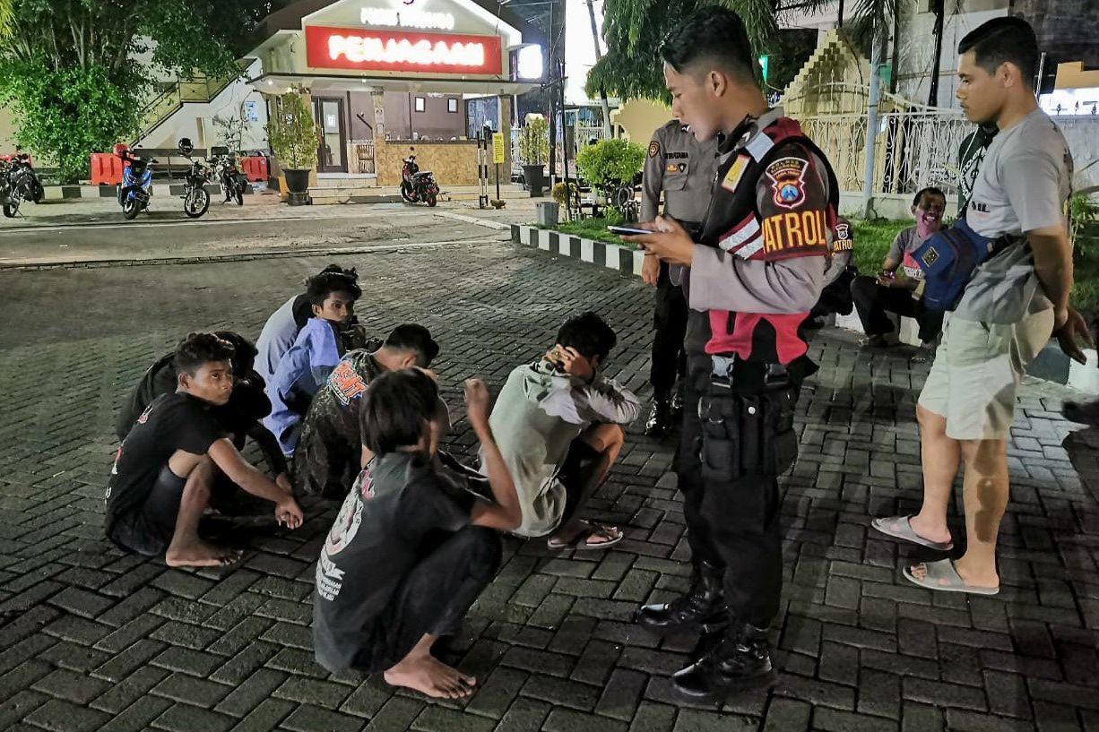 Physical Distancing, Delapan ABG Situbondo Malah Pesta Miras Oplosan