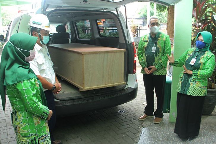 Kasus Covid Melonjak, Pabrik Pengolahan Kayu Sumbang 50 Peti Jenazah ke Pemkot Probolinggo