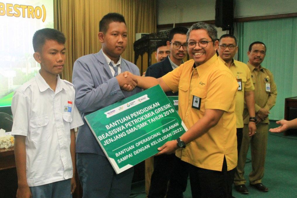Majukan SDM Bangsa, Petro Beri Beasiswa Pelajar dan Mahasiswa