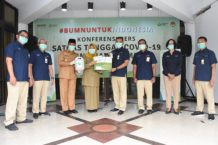 Pandemi Covid-19, Petrokimia Salurkan APD ke RSUD Ibnu Sina Gresik