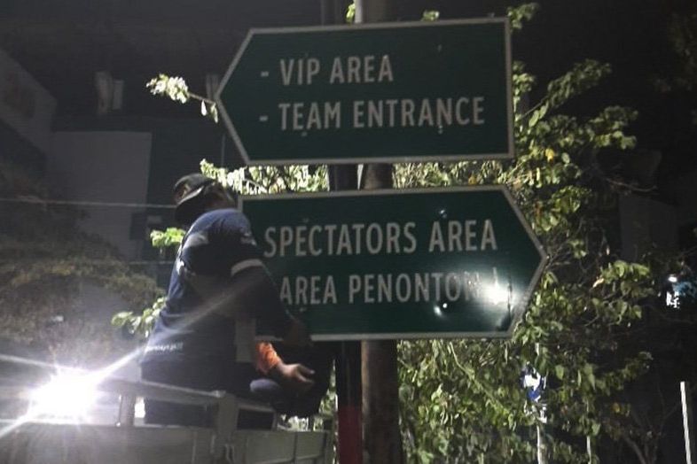 Terus Berbenah, Arah Petunjuk Menuju Stadion GBT Surabaya Dipasang