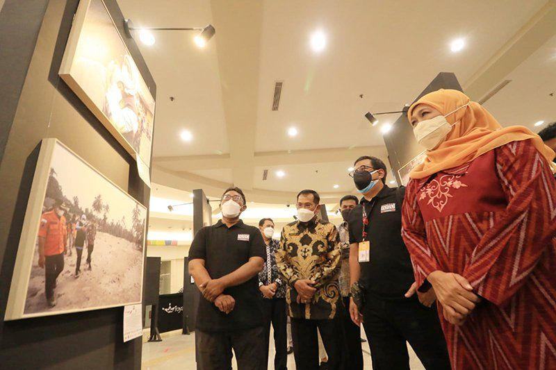 Pewarta Foto Indonesia Surabaya Berdonasi Korban Semeru Lewat Kreasi Bingkai Foto