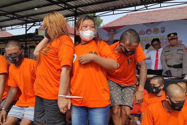 Digelandang Polisi, Dua Ratu Pil Double L Dan Y asal Mojokerto Justru Cengengesan