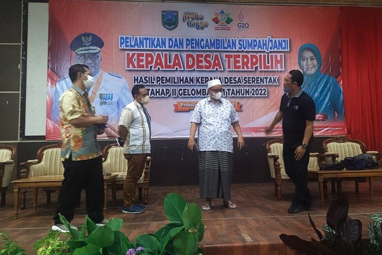 Kenakan Sarung, Plt Bupati Probolinggo Tinjau Lokasi Pelantikan 249 Kades