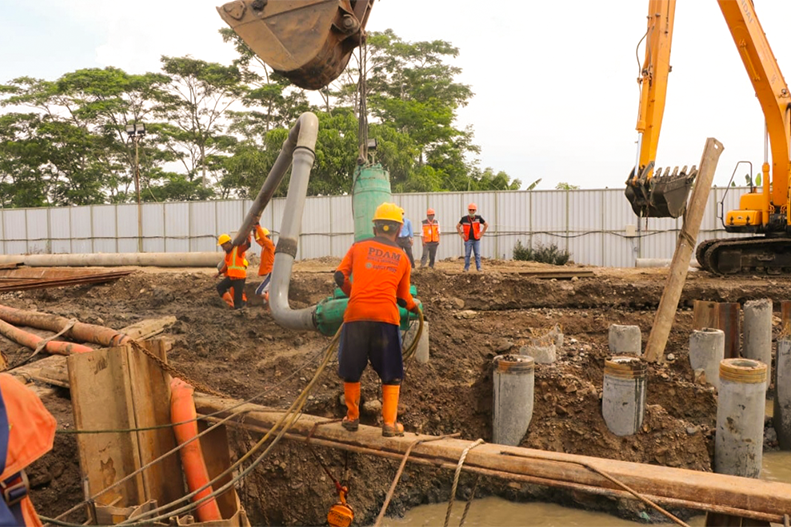 Pipa PDAM Surabaya Bocor Memasuki Tahap Penyambungan dan Pengelasan