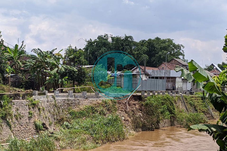 Dua Plengsengan Sungai di Mojokerto Ambrol, Banjir Mengancam Pemukiman Warga