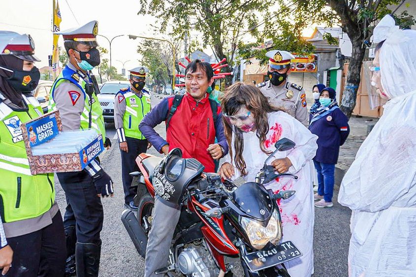 Sosialisasi Pentingnya Prokes Polres Gresik Hadirkan Pocong 