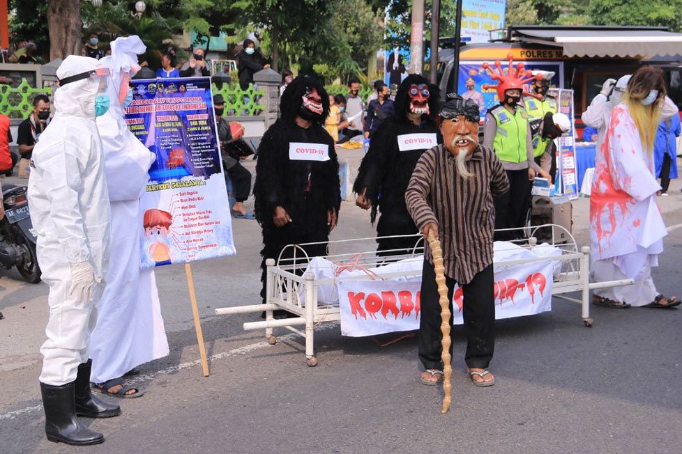 Ingatkan Bahaya Covid-19, Polisi di Madiun Hadirkan Pocong dan Dongkrek 
