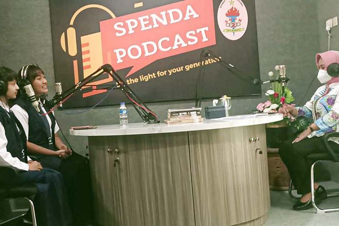 Ning Ita Resmikan Perpustakaan Digital dan Ruang Podcast SMPN