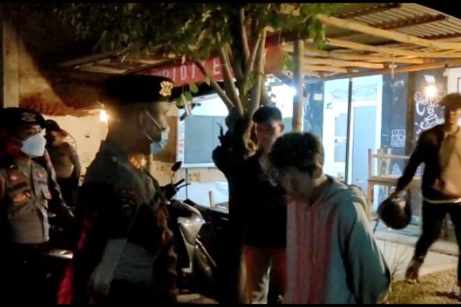 Polisi Bakal Tindak Tegas, Masyarakat Probolinggo yang Gelar Nobar di Tengah Pandemi Covid