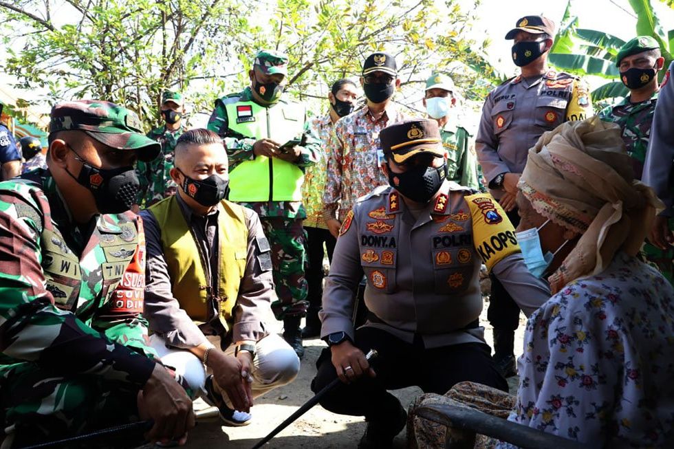 TNI-Polri Gelontor 10 Ton Beras dan 20 Ribu Masker ke Warga Terdampak Covid-19 di Mojokerto