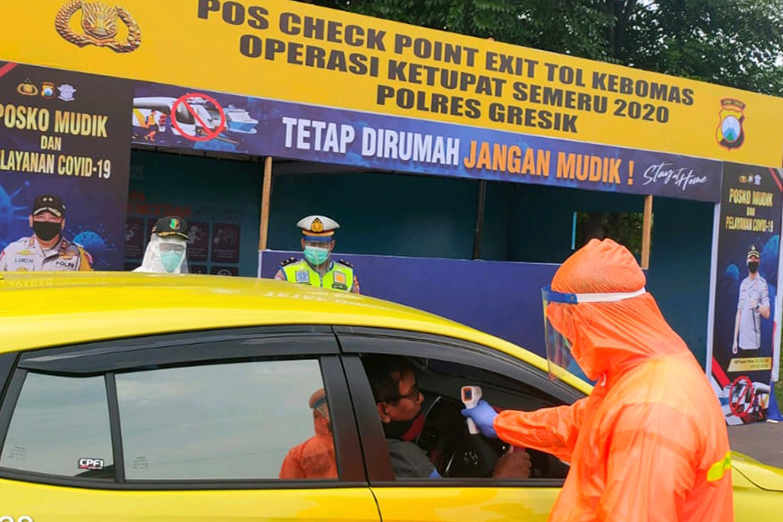 Jelang PSBB, Kendaraan Dilakukan <em>Check Point</em> di Akses Pintu Masuk Gresik