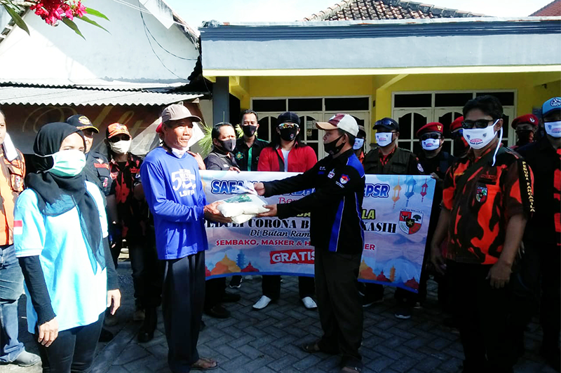 FPSR dan PP Gresik Bantu Warga Terdampak Covid-19