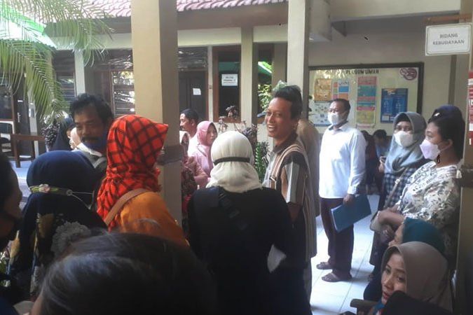 Emak-emak di Probolinggo Gruduk Kantor Disdikbud, Protes Soal Penerapan Sistem PPDB