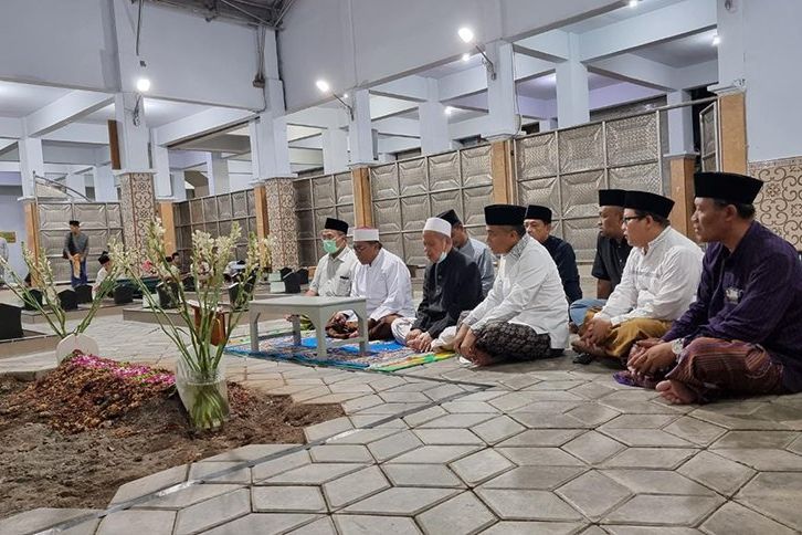 Sekjen PPP Ziarah ke Makam Pendiri Pesantren Lirboyo