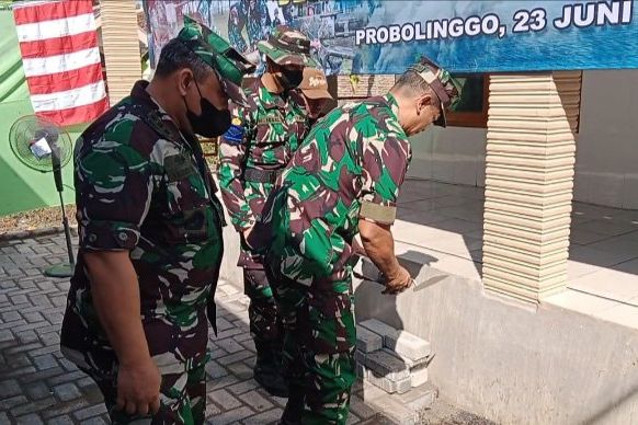 Jadikan Prajurit Bermanfaat, TNI AL Kerahkan Siswa Kodikopsla Pasang Paving Musala Nurur Rahmah