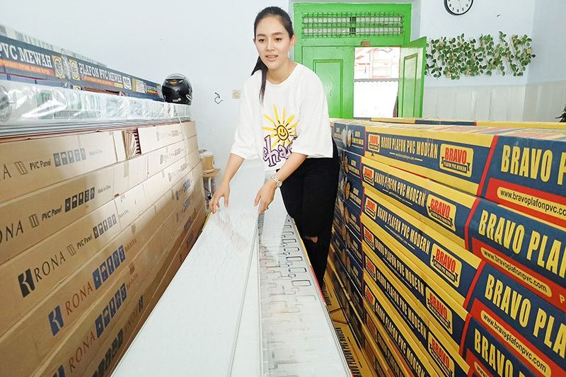 Dari Pramugari, Kartini Ponorogo Ini Tanggalkan Seragam Menjadi Tukang Plafon