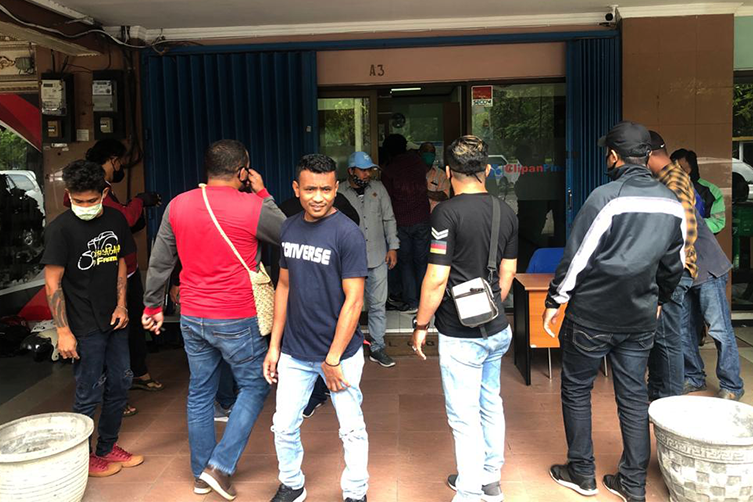 Tiga Unit Mobil Ditarik, Puluhan Orang Tak Dikenal Datangi Kantor PT Clipan Finance Sidoarjo