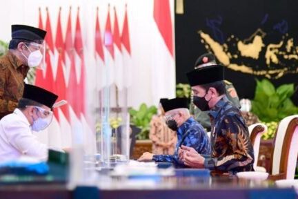 Serahkan Zakat, Presiden Jokowi Luncurkan Gerakan Cinta Zakat