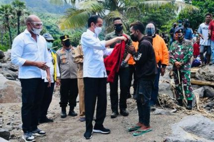 Datang ke Lokasi Terdampak Bencana, Presiden Jokowi Pastikan Kebutuhan Pengungsi Tercukupi