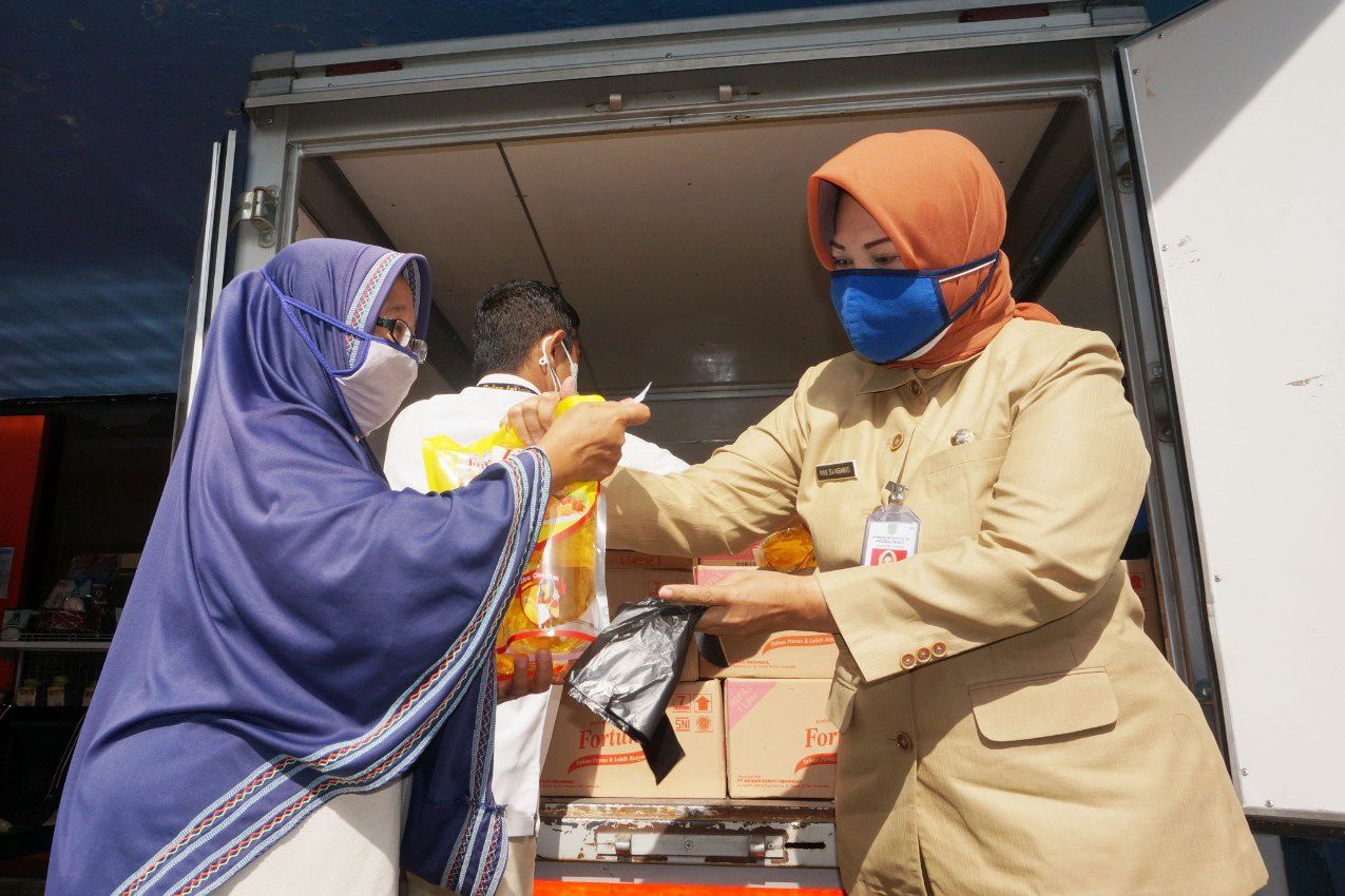 Gelar Operasi Pasar, DKUPP Probolinggo Bersama Bulog Gelontor 3 Ribu Minyak Goreng
