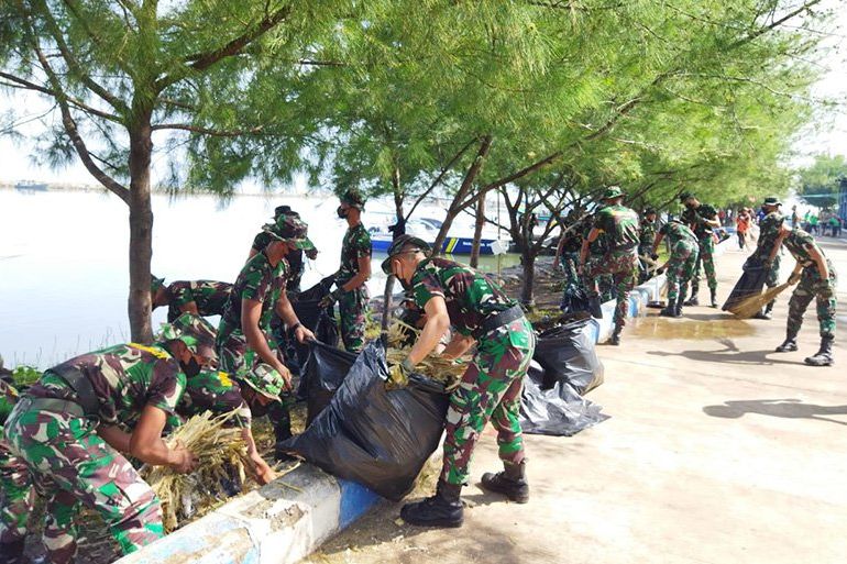 Siswa Kodikopsla Bersihkan Sampah Plastik di Pantai Paiton